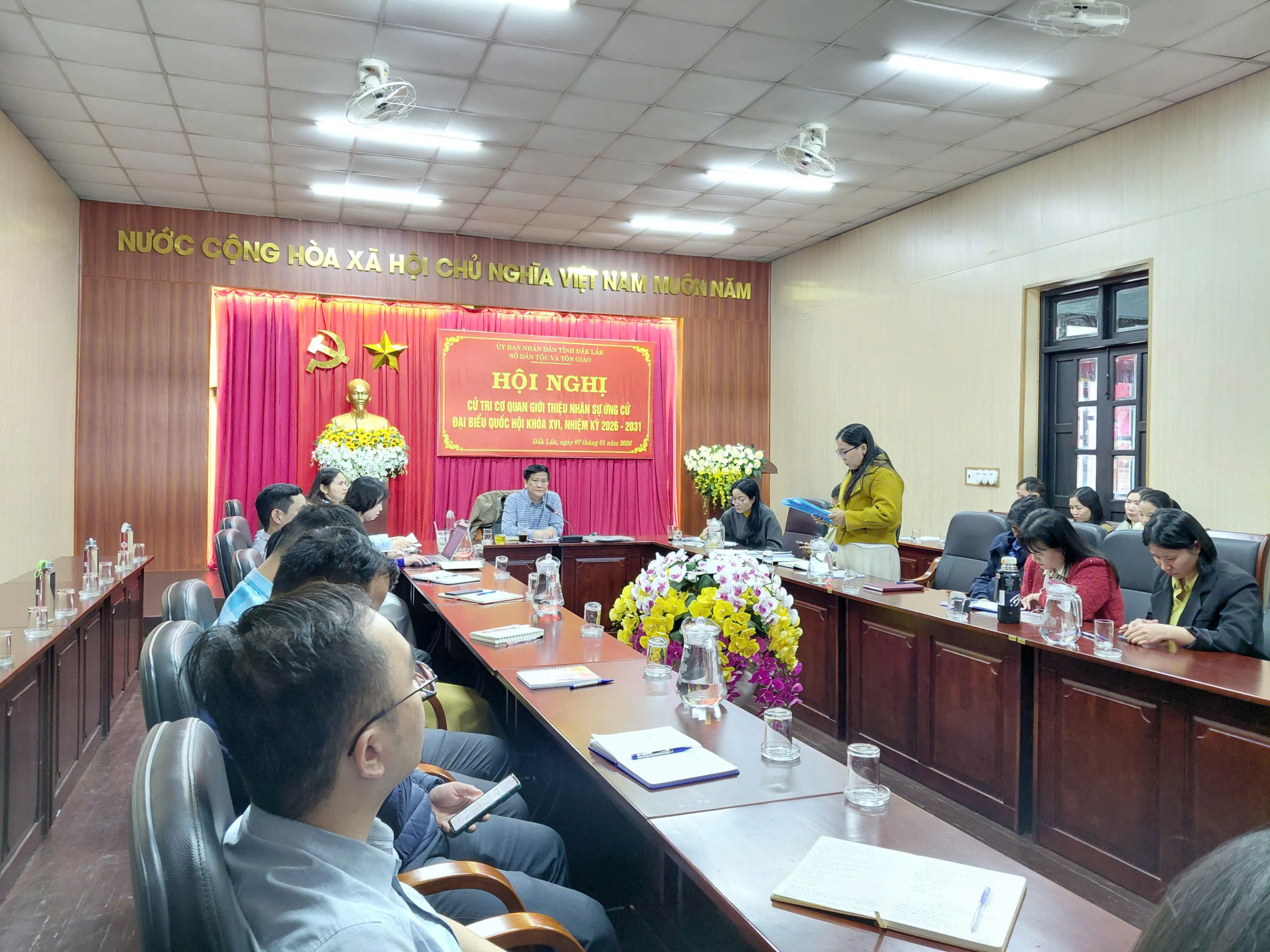 Cử tri cơ quan bỏ phiếu.jpg